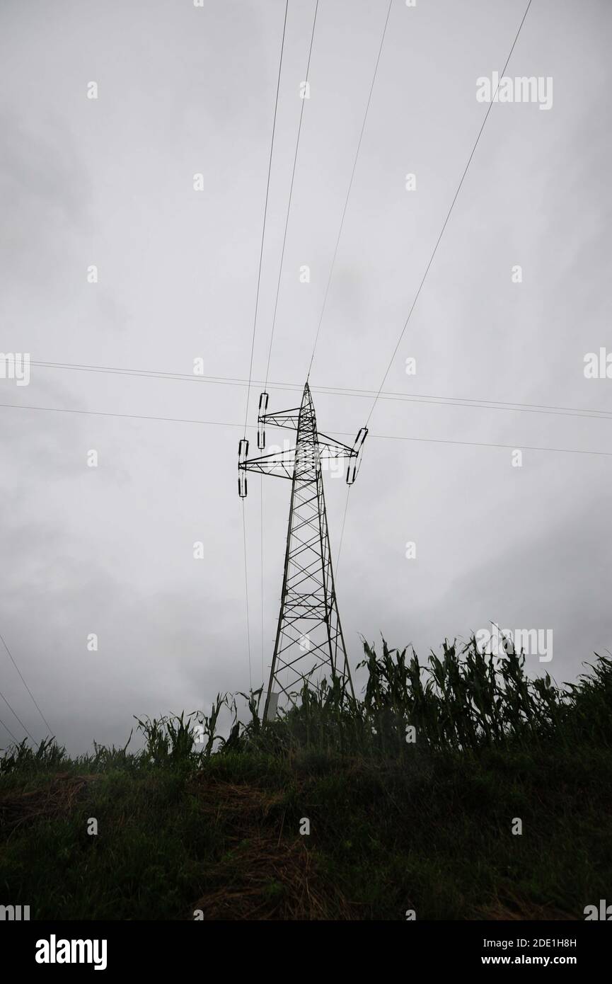 Energieversorgung mit einer 380 kv Stromleitung und Strom Mast Stockfoto