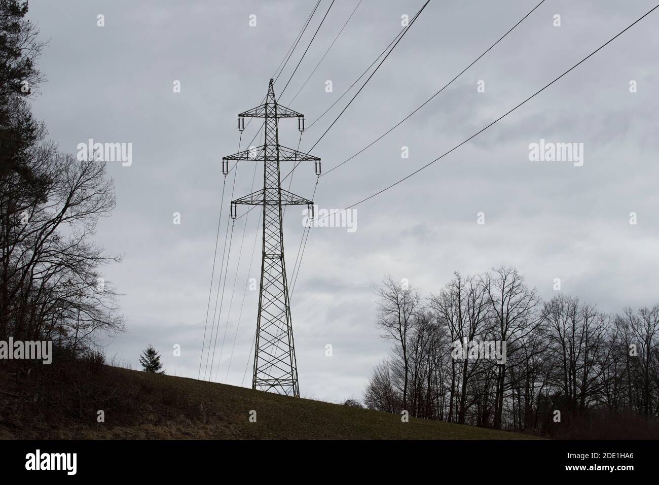 Energieversorgung mit einer 380 kv Stromleitung und Strom Mast Stockfoto