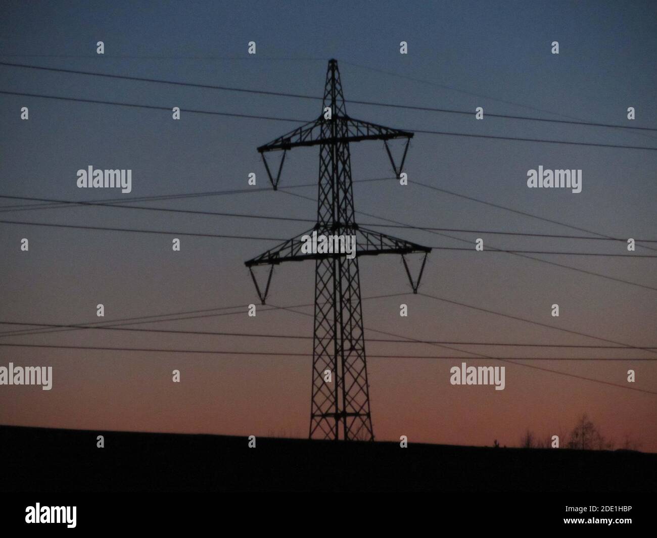 Energieversorgung mit einer 380 kv Stromleitung und Strom Mast Stockfoto