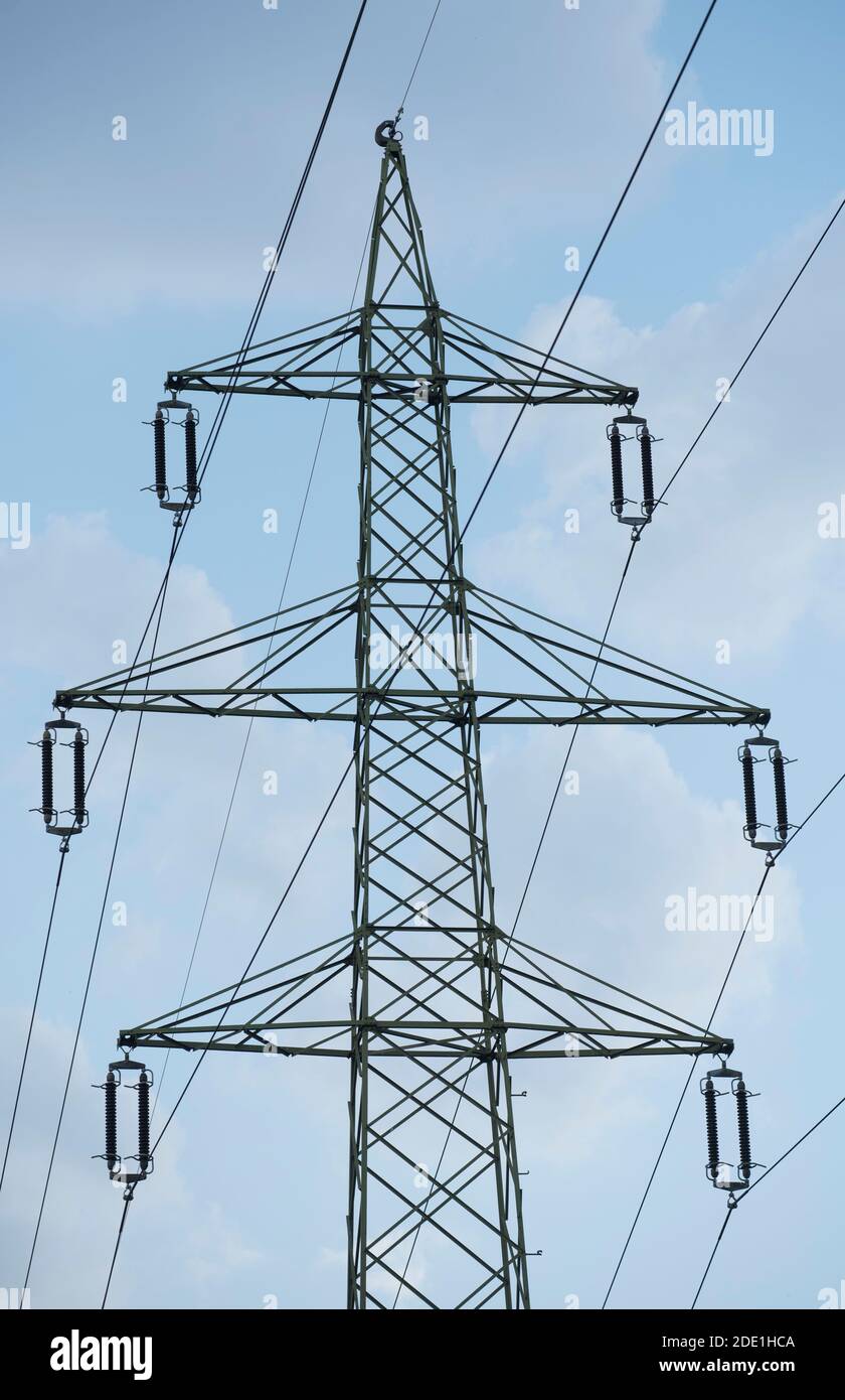 Energieversorgung mit einer 380 kv Stromleitung und Strom Mast Stockfoto