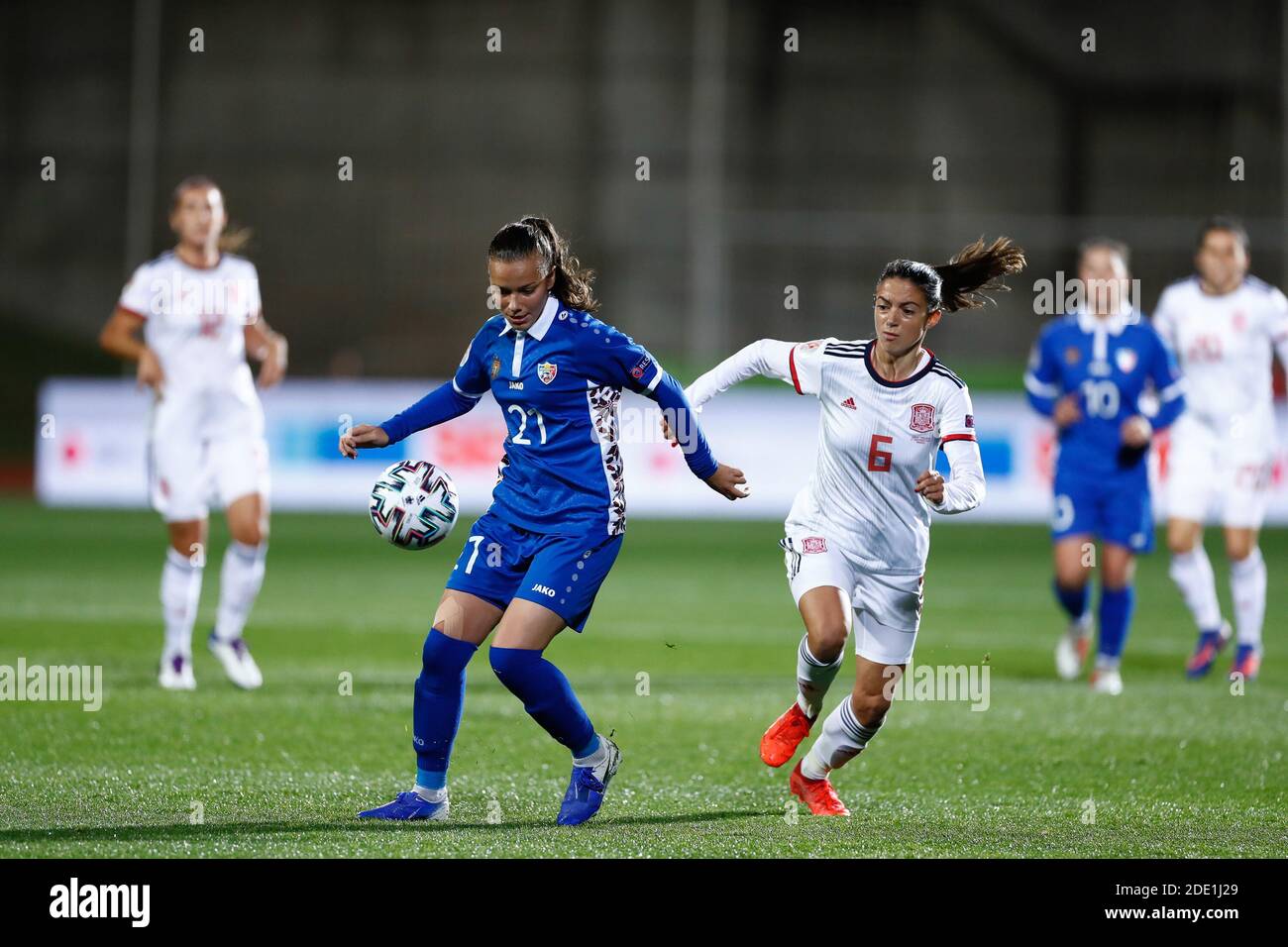 Irina Topal aus Moldawien und Aitana Bonmati aus Spanien während der UEFA Women &#039;s Euro 2022, Qualifying Group D Fußballspiel Be / LM Stockfoto