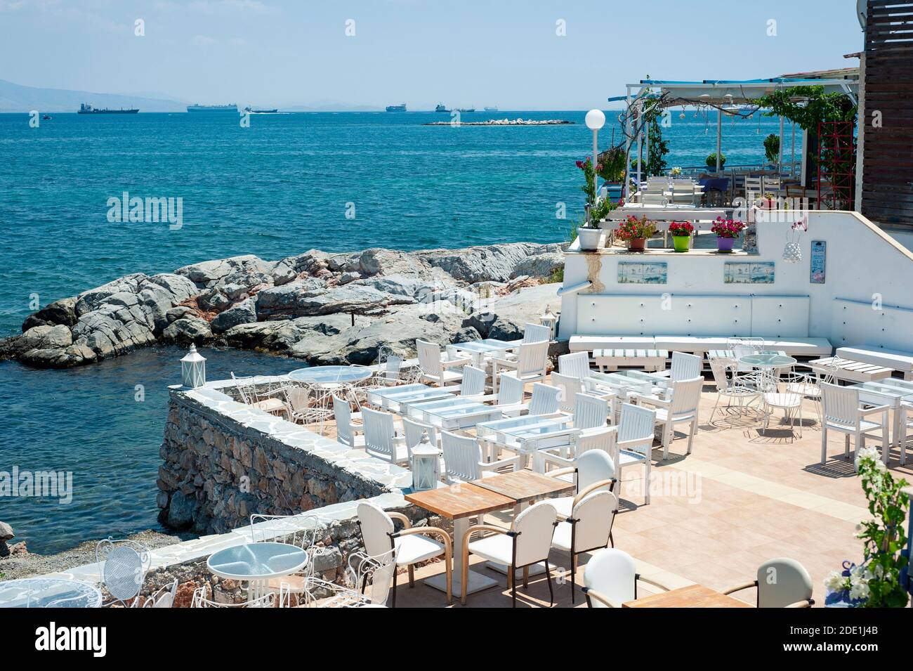Blick auf eine leere Taverne am Meer auf der Insel Salamina, Griechenland Stockfoto