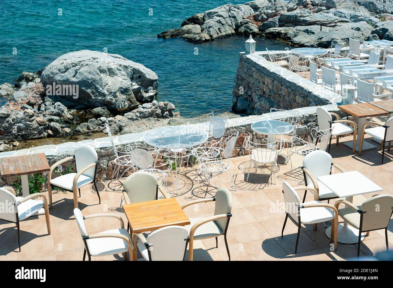 Blick auf eine leere Taverne am Meer auf der Insel Salamina, Griechenland Stockfoto