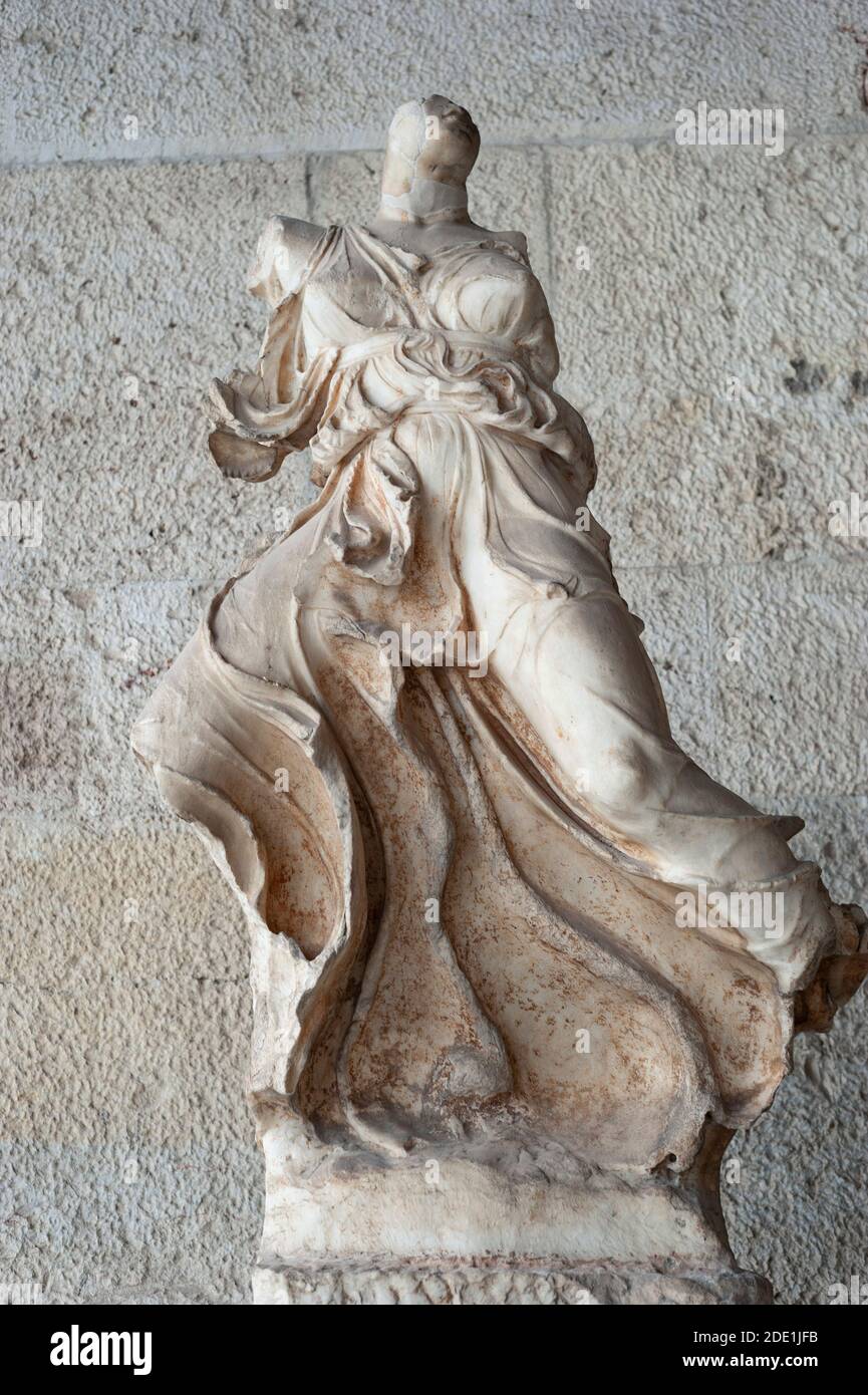 Statue von Nike, Göttin des Sieges. Um 415 v. Chr., untergebracht in Stoa von Attalus, Athen, Griechenland Stockfoto Statue von Nike, Göttin des Sieges. Um 415 v. Chr., untergebracht in Stoa von Attalus, Athen, Griechenland Stockfoto