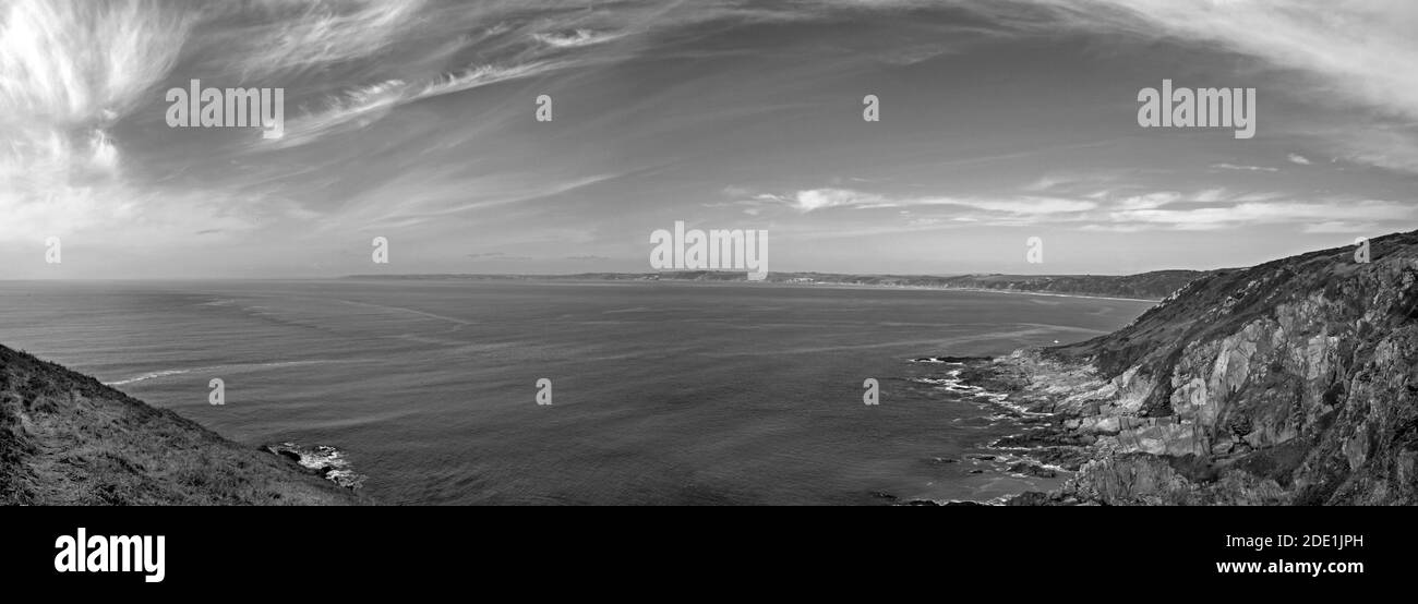 Monochromes Panorama der Whitsand Bay vom Rame Head in Richtung Portwrinkle. Looe und darüber hinaus im Südosten Cornwall Stockfoto