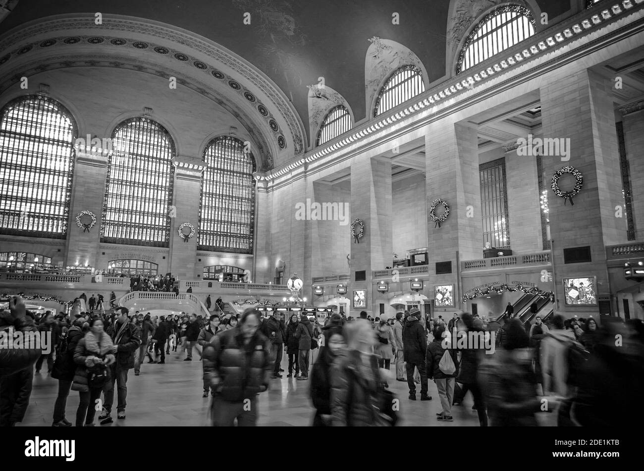 Überfüllter Grand Central Station Hauptconcourse. Historisches Bahnhofsgebäude in Schwarz und Weiß. New York City, NY, USA Stockfoto