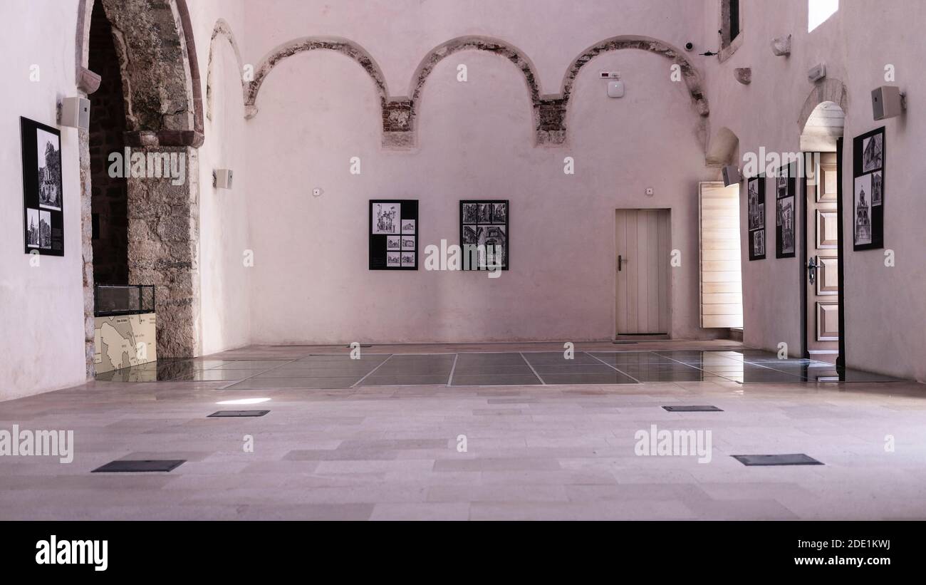 Montenegro - Innere einer der Kunstgalerien in Kotor Altstadt Stockfoto