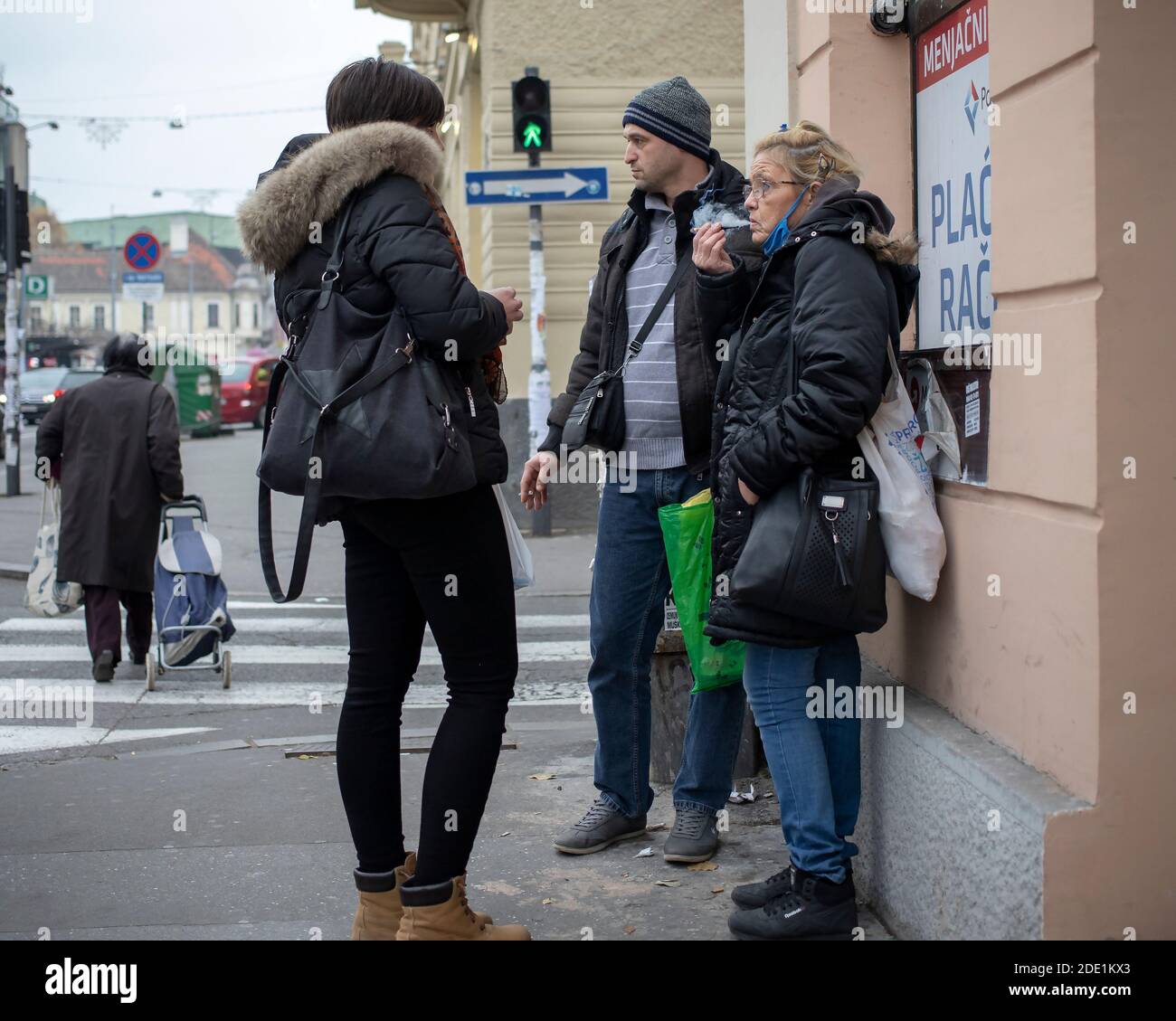 Belgrad, Serbien, 24. Nov 2020: Kleine Gruppe von Menschen vor Ort, die in der Glavna Straße in Zemun chatten Stockfoto