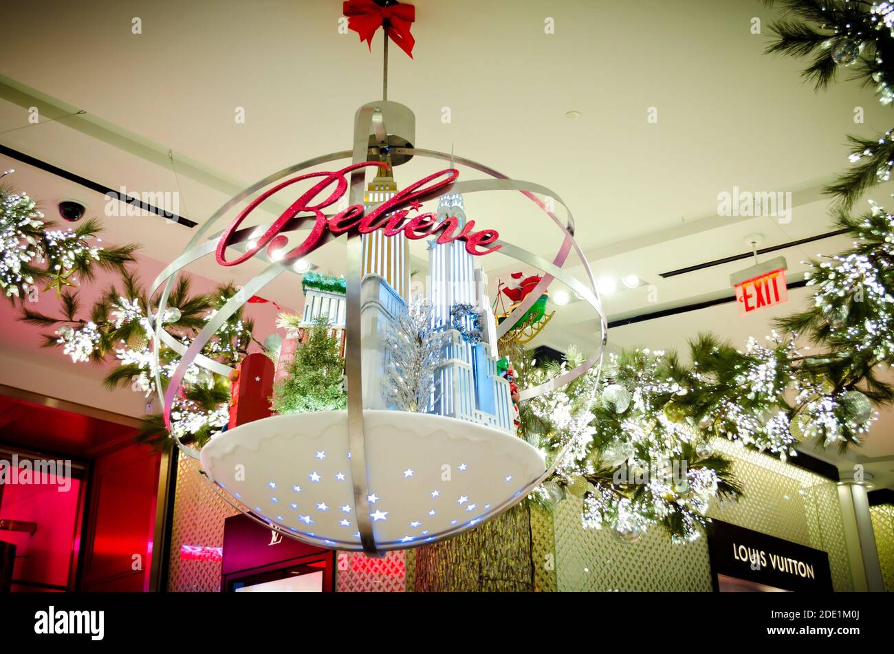 Glauben Sie Botschaft auf einem riesigen Weihnachtskugel Ornament. Feiertage Saisonale Innendekoration mit kleinformatigen Modell der historischen Gebäude von New York hängend Stockfoto