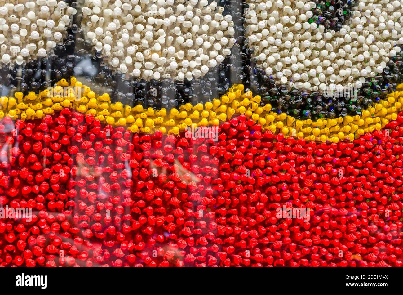 Nahaufnahme Ansicht der farbigen Minifiguren bilden Lego Logo in einem offiziellen Shop Front. Stockfoto