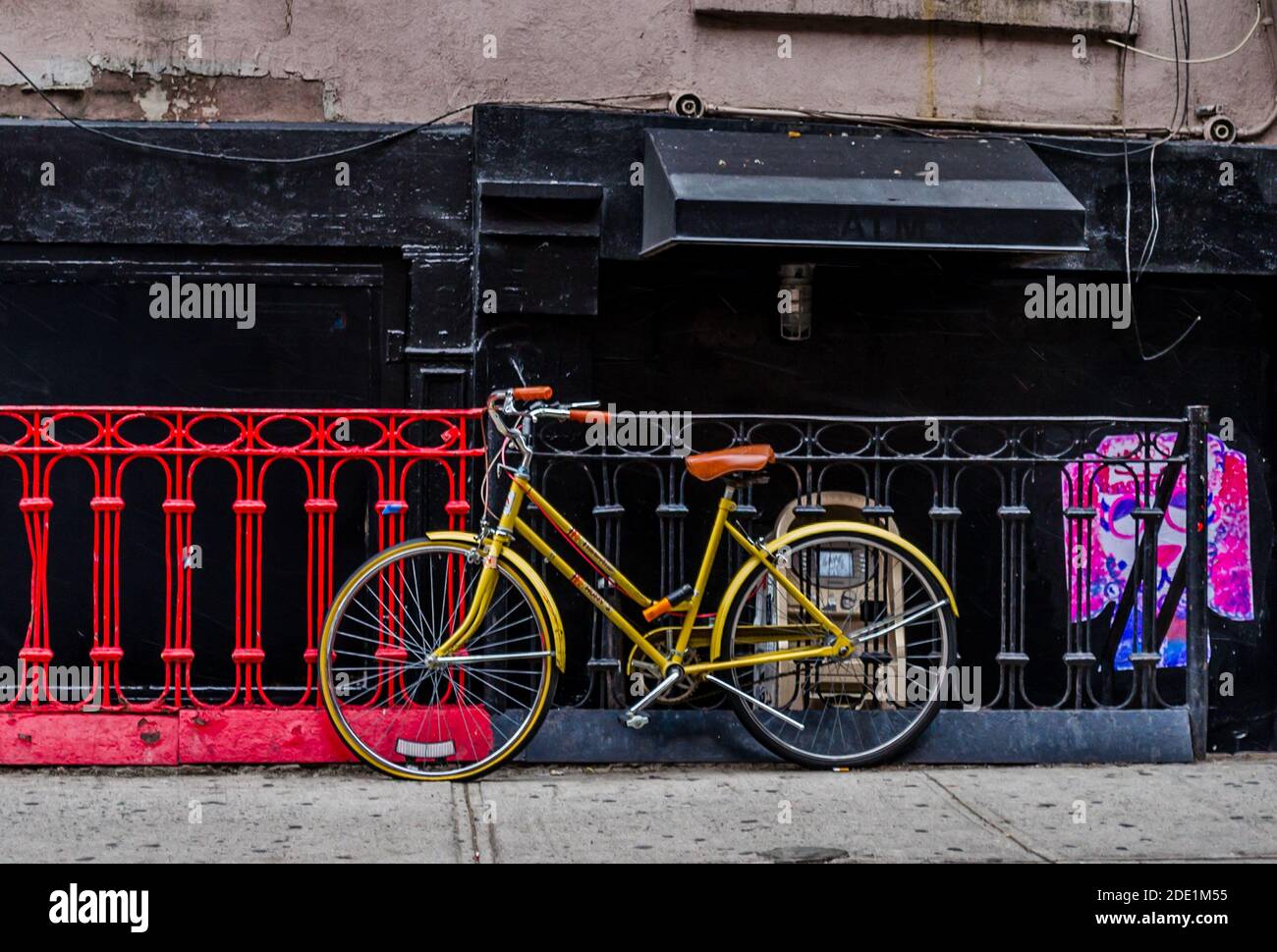 Vintage Yellow Bike in einem alten Viertel in Soho, Manhattan, NYC. Straßenfotografie in New York City, USA Stockfoto