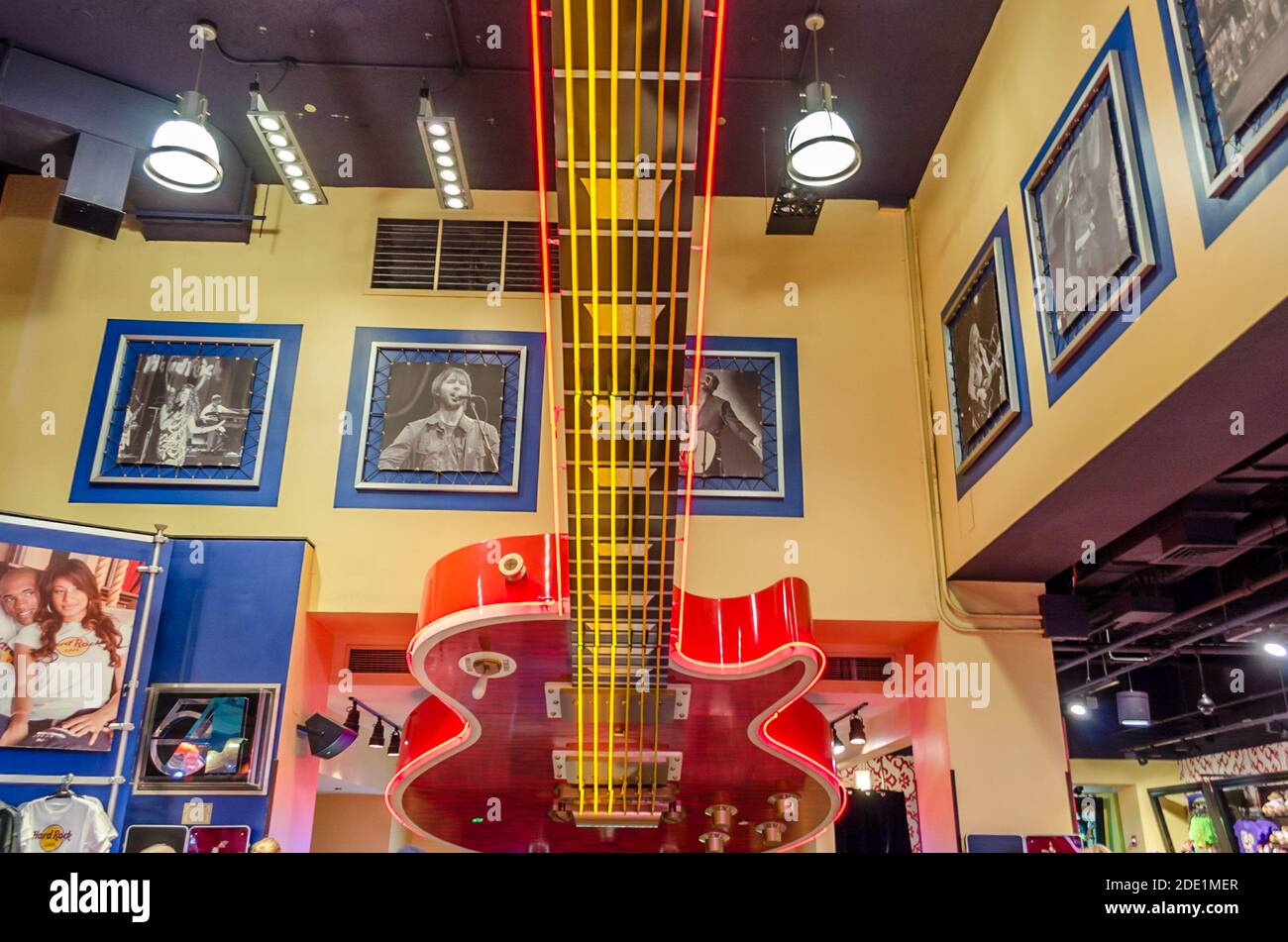 Giant Red Les Paul Gibson E-Gitarre in Hard Rock Cafe Innendekoration. Beleuchtet mit mehrfarbigen Neonlichtern & hängend von der Decke Stockfoto