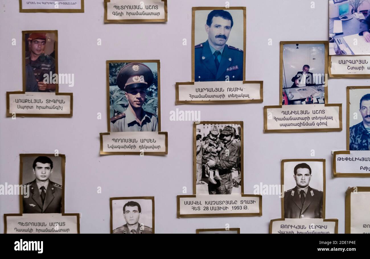 Fotos von armenischen Soldaten und Rebellen, die während des Krieges in Berg-Karabach kämpften und starben im Erdgeschoss mit dem Namen "Arzakh Befreiungskrieg in 1988-1994" im Inneren des "Mutter Armenien" Militärmuseum des Ministeriums für Verteidigung der RA. Das Hotel liegt im Victory Park in der Stadt Jerewan Hauptstadt Armenien. Stockfoto