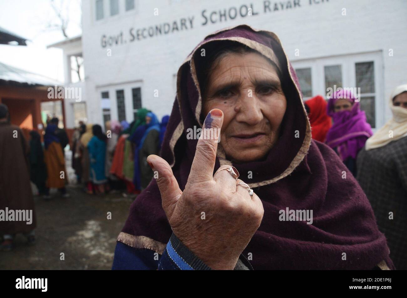 Jammu und Kaschmir, 28. November 2020. Eine ältere Frau zeigt ihren mit Tinte markierten Finger auf Raiyar Khan Sahib im Bezirk Budgam. Abstimmung für die erste Phase der District Development Council (DDC) Wahlen in Jammu und Kaschmir begann inmitten der engen Sicherheit. In der ersten Phase der DDC-Wahlen werden 43 Wahlkreise zur Wahl gehen – 25 in Kaschmir und 18 in Jammu. Kredit: Majority World CIC/Alamy Live Nachrichten Stockfoto
