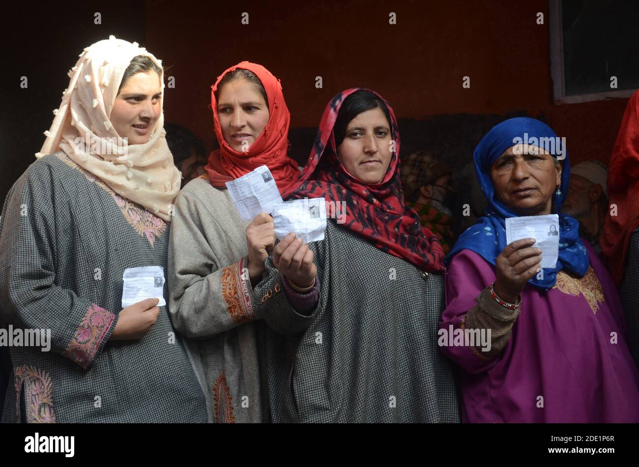 Jammu und Kaschmir, 28. November 2020. Frauen Wähler zeigen Wählerauszüge an Raiyar Khan Sahib im Budgam Bezirk. Abstimmung für die erste Phase der District Development Council (DDC) Wahlen in Jammu und Kaschmir begann inmitten der engen Sicherheit. In der ersten Phase der DDC-Wahlen werden 43 Wahlkreise zur Wahl gehen – 25 in Kaschmir und 18 in Jammu. Kredit: Majority World CIC/Alamy Live Nachrichten Stockfoto