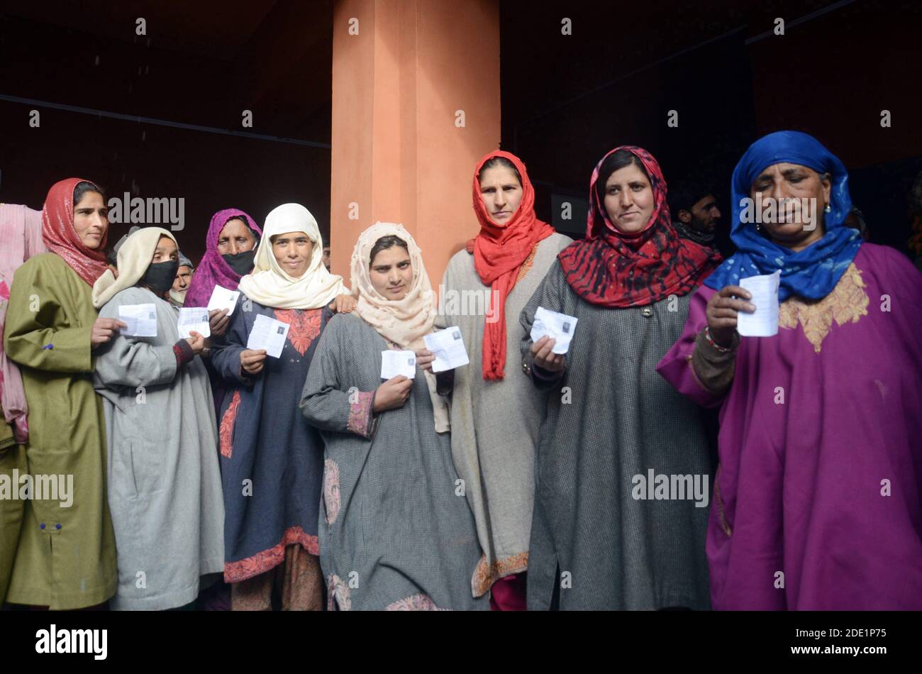 Jammu und Kaschmir, 28. November 2020. Frauen Wähler zeigen Wählerauszüge an Raiyar Khan Sahib im Budgam Bezirk. Abstimmung für die erste Phase der District Development Council (DDC) Wahlen in Jammu und Kaschmir begann inmitten der engen Sicherheit. In der ersten Phase der DDC-Wahlen werden 43 Wahlkreise zur Wahl gehen – 25 in Kaschmir und 18 in Jammu. Kredit: Majority World CIC/Alamy Live Nachrichten Stockfoto