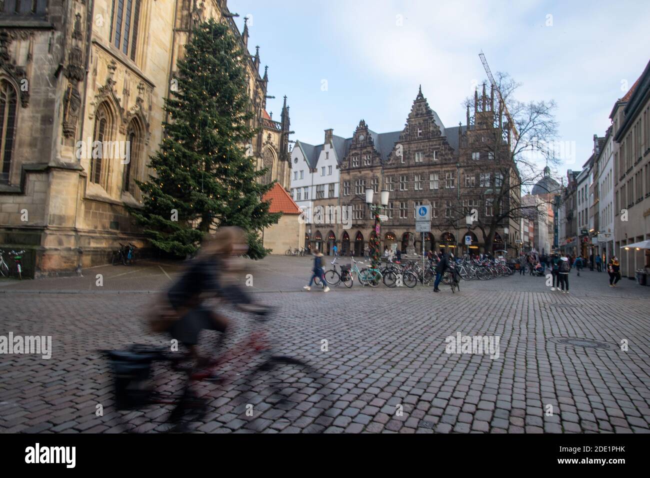 Kein Weihaftertsmarkt in diesem Jahr, an der Sankt Lamberti Kirche gibt es nur einen Weihnachtsbaum, am 27. November 2020 in Münster. Â Verwendung weltweit Stockfoto