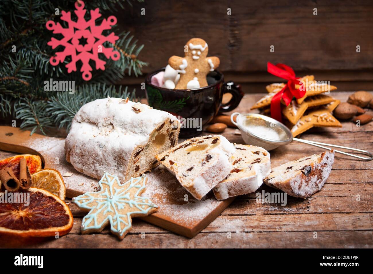 Obstbrot mit Zimt und getrocknete Früchte mit Winter festlich Symbole für Weihnachten und Neujahr auf dem rustikalen Holz Tabelle Stockfoto
