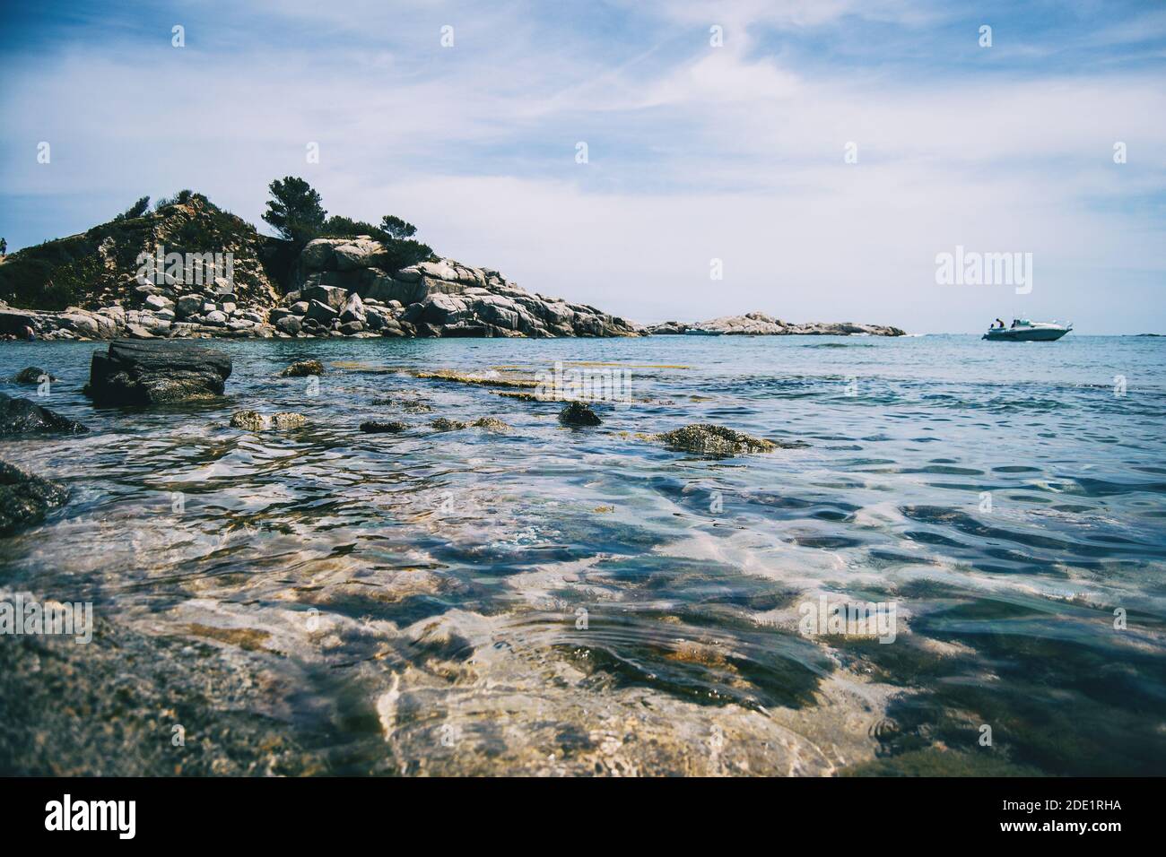 Seascape mit Blick auf einen felsigen Felsbrocken, aufgenommen am Höhe der Meeresoberfläche Stockfoto