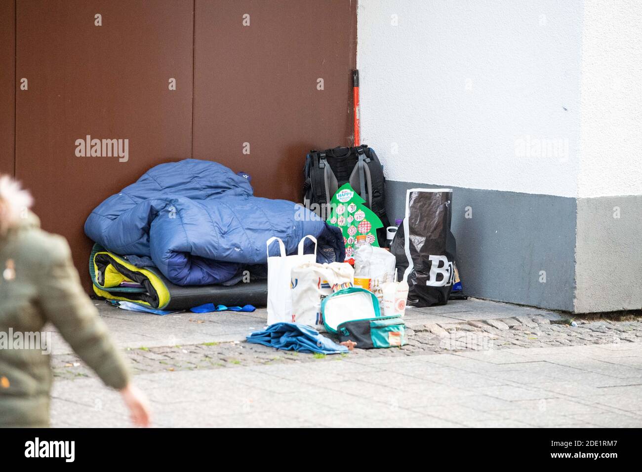 Die Habseligkeiten einer Obdachlosen in der Einkaufsstraße am 27. November 2020 in Münster. Â Verwendung weltweit Stockfoto