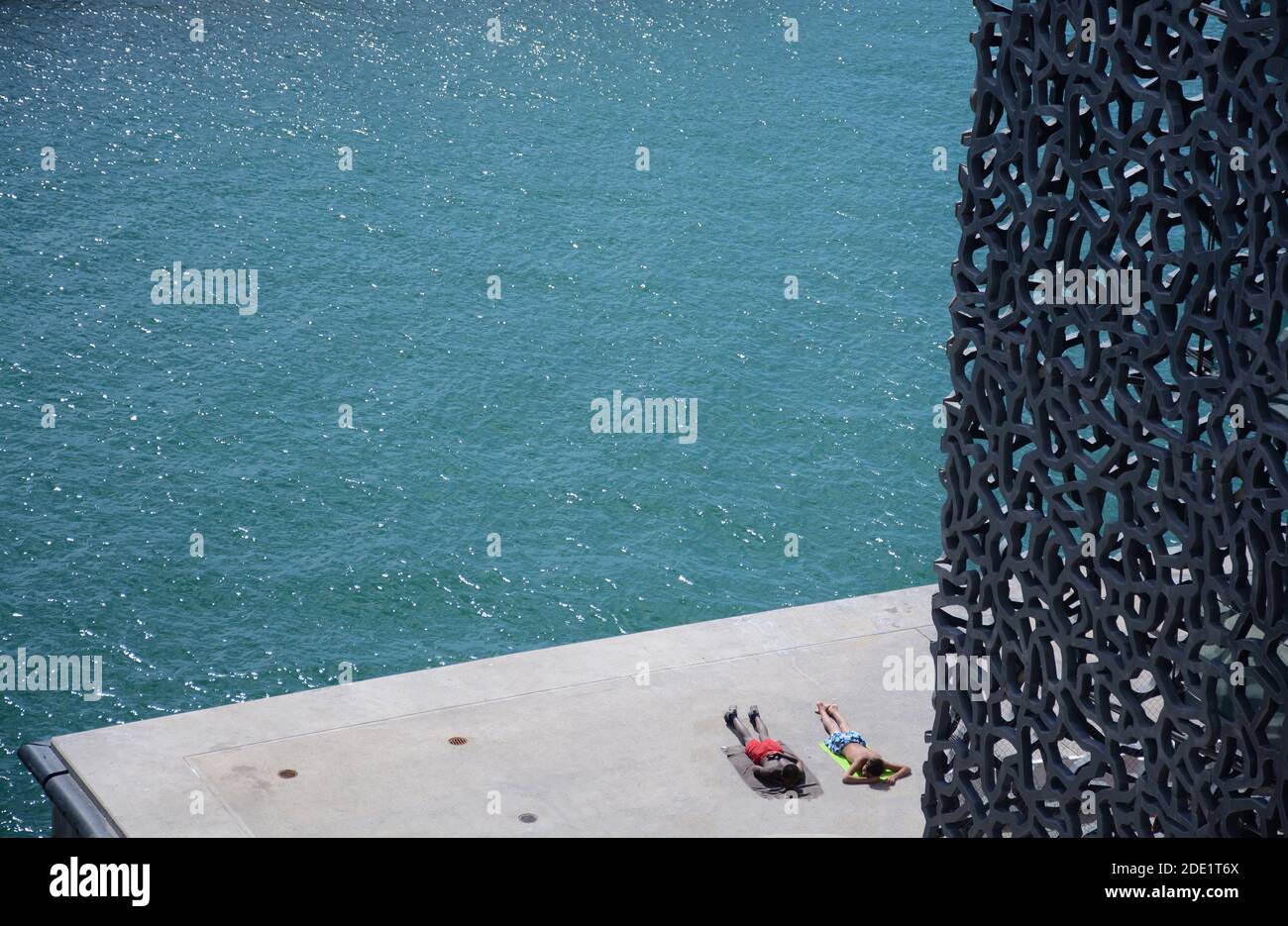 Sonnenbaden am Fuße des Mucem-Museums, Marseille, Frankreich Stockfoto