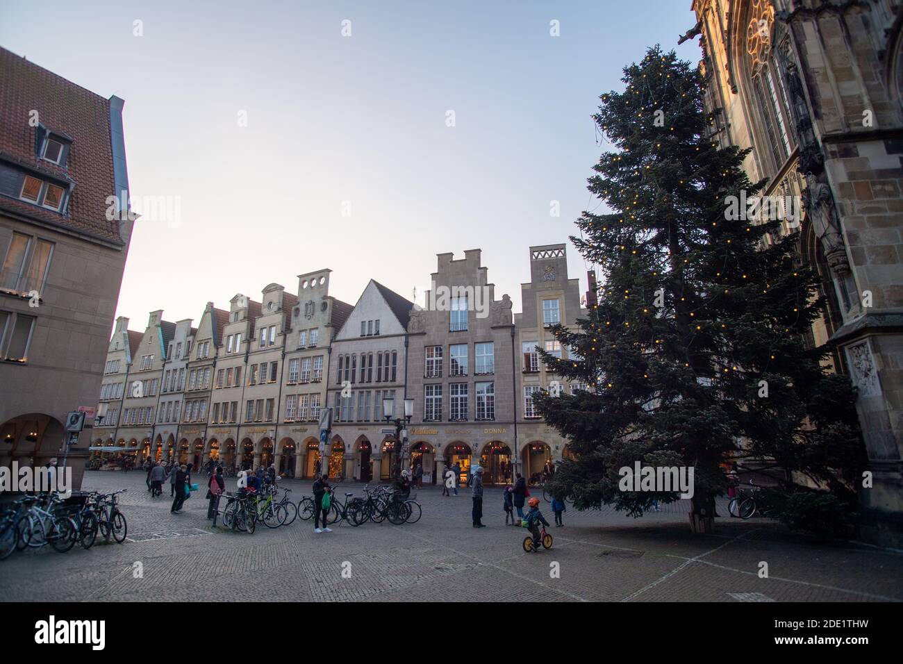 Kein Weihaftertsmarkt in diesem Jahr, an der Sankt Lamberti Kirche gibt es nur einen Weihnachtsbaum, am 27. November 2020 in Münster. Â Verwendung weltweit Stockfoto
