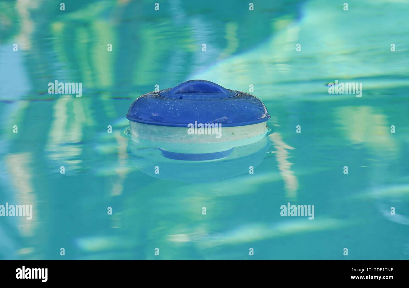 Chlorbehälter schwimmend in einem Schwimmbad. Spanien. Stockfoto