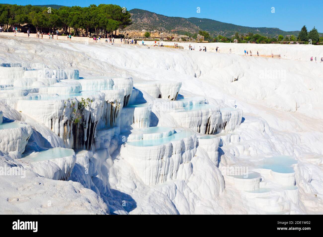 Pamukkale, Provinz Denizli, Türkei. Die weißen Travertiner Kalkterrassen und -Pools. Pamukkale ist als Cotton Castle bekannt. Es ist eine WOR der UNESCO Stockfoto
