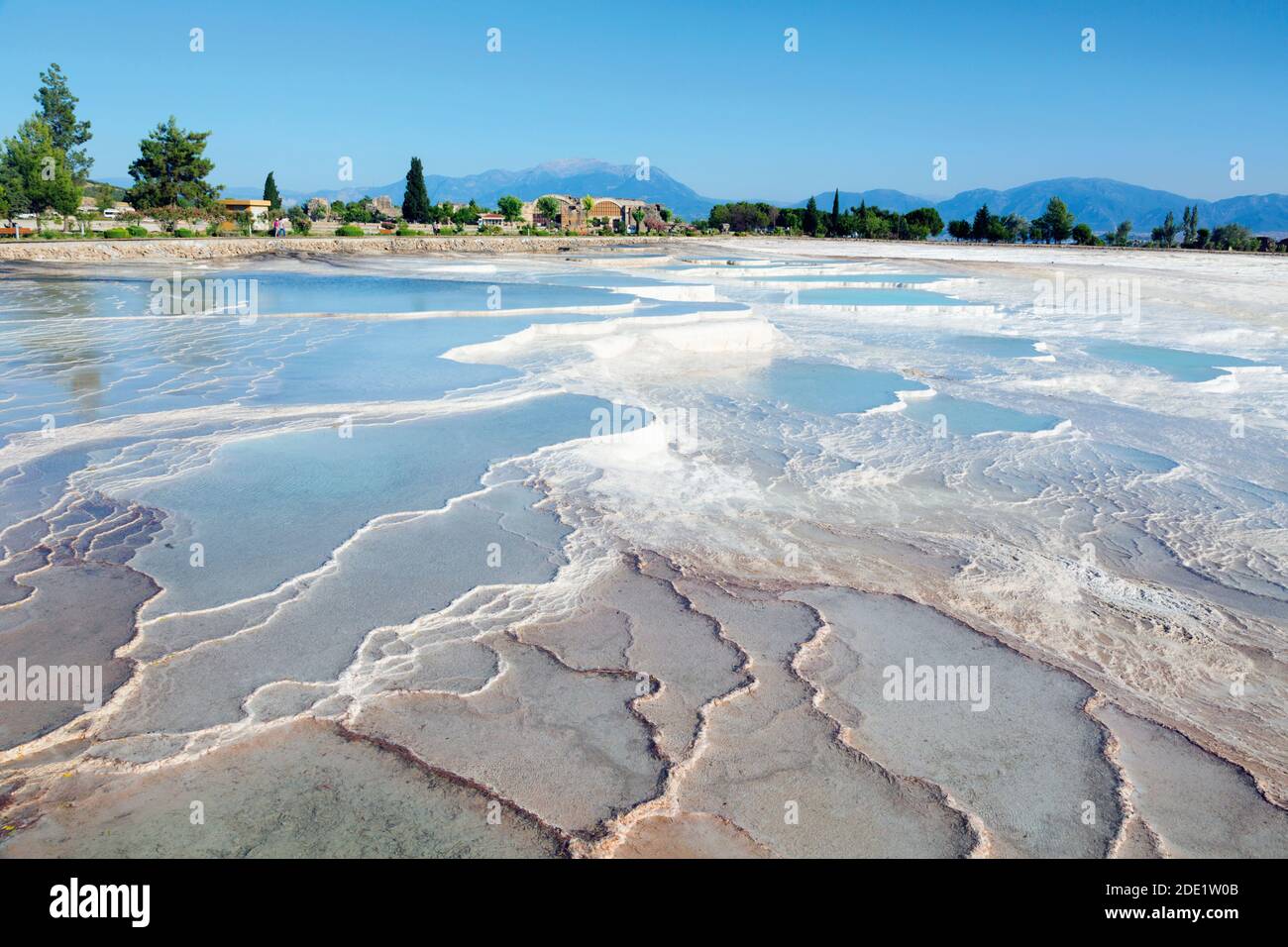 Pamukkale, Provinz Denizli, Türkei. Die weißen Travertiner Kalkterrassen und -Pools. Pamukkale ist als Cotton Castle bekannt. Es ist eine WOR der UNESCO Stockfoto