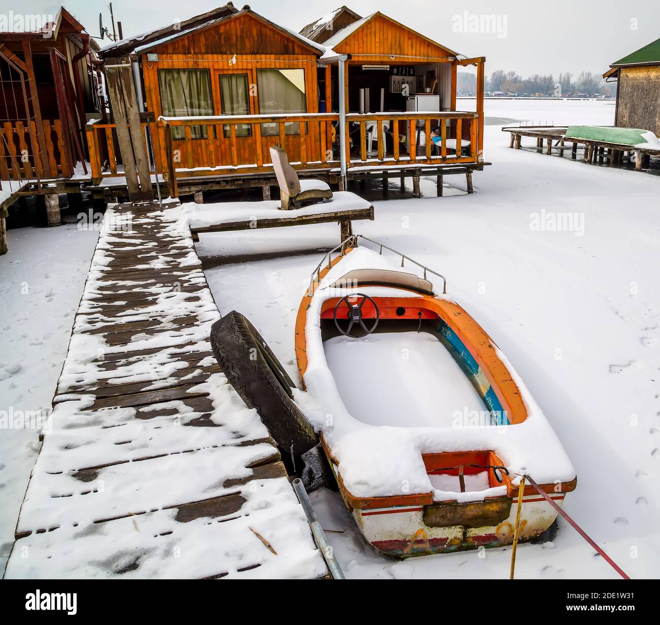 Winterzeit auf dem Angelsee. Schwimmendes Dorf.gefrorener See, gefrorenes Boot, gefrorene Zeit. Stockfoto