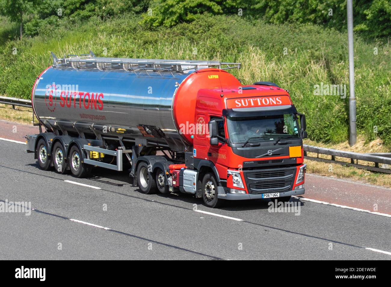 Suttons Group Ltd Speditions Delivery Trucks, Tankwagen, Schwerlastfahrzeuge, Transport, LKW, Frachtführer, Volvo FM Vehicle, European Commercial Transport industry LKW, M6 in Manchester, UK Stockfoto