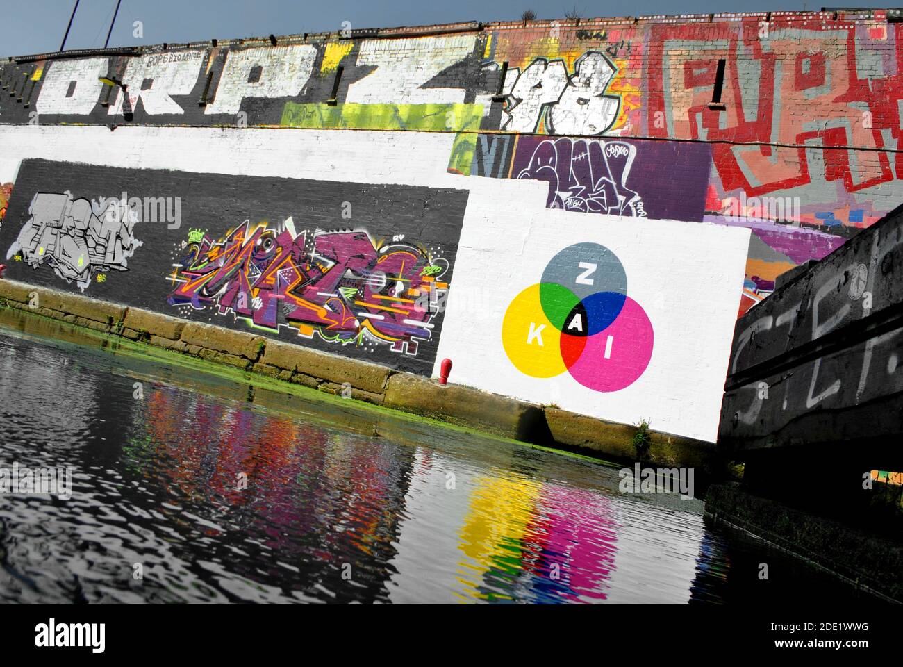 Low Point of view nehmen Graffiti neben der kanal am Hackney Wick Stockfoto