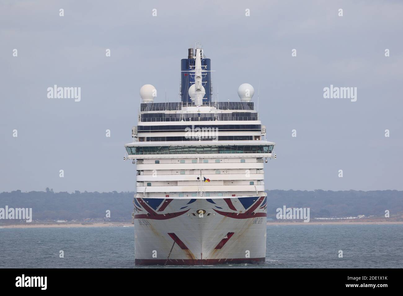 Kreuzfahrtschiffe vor der weißen Insel während des Lockdown Stockfoto