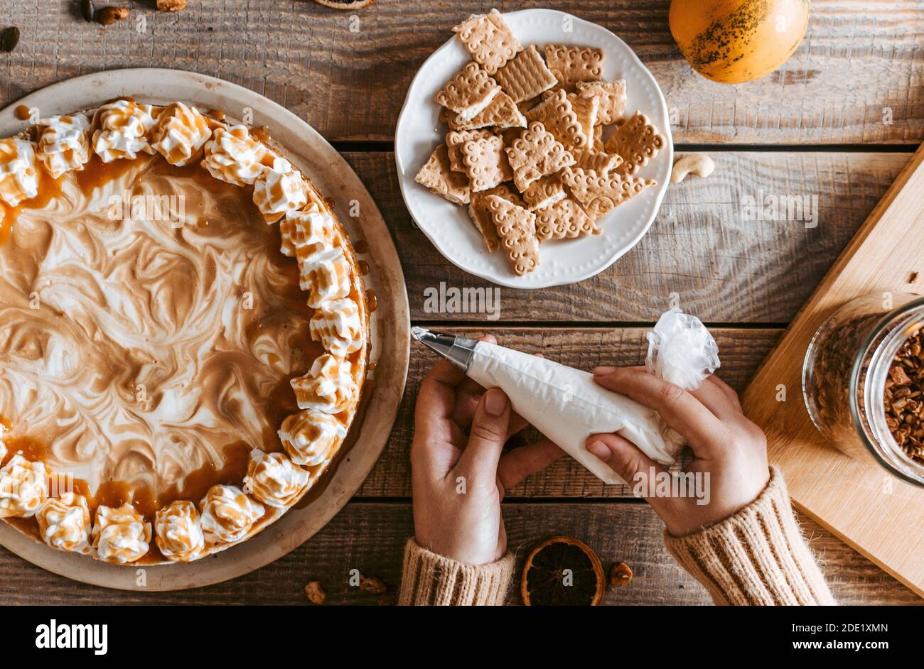 Ein Prozess des Dekorierens eines Kürbiskäsekuchen Stockfoto