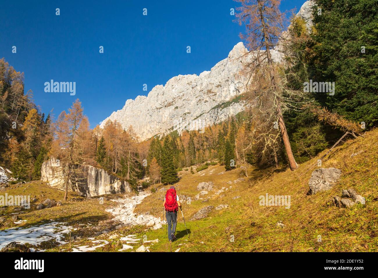 Oktober Trekking in den Bergen des Val Pesarina, Friaul-Julisch Venetien. Stockfoto