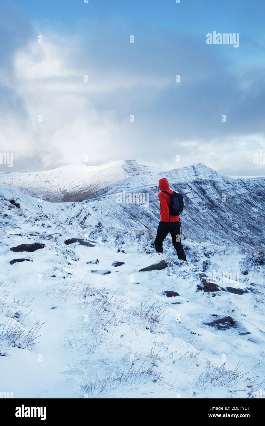 Hillwalker nähert sich Fan y Big. Brecon Beacons National Park. Wales. VEREINIGTES KÖNIGREICH. Corn Du; Pen y Fan und Cribyn in der Ferne. Stockfoto