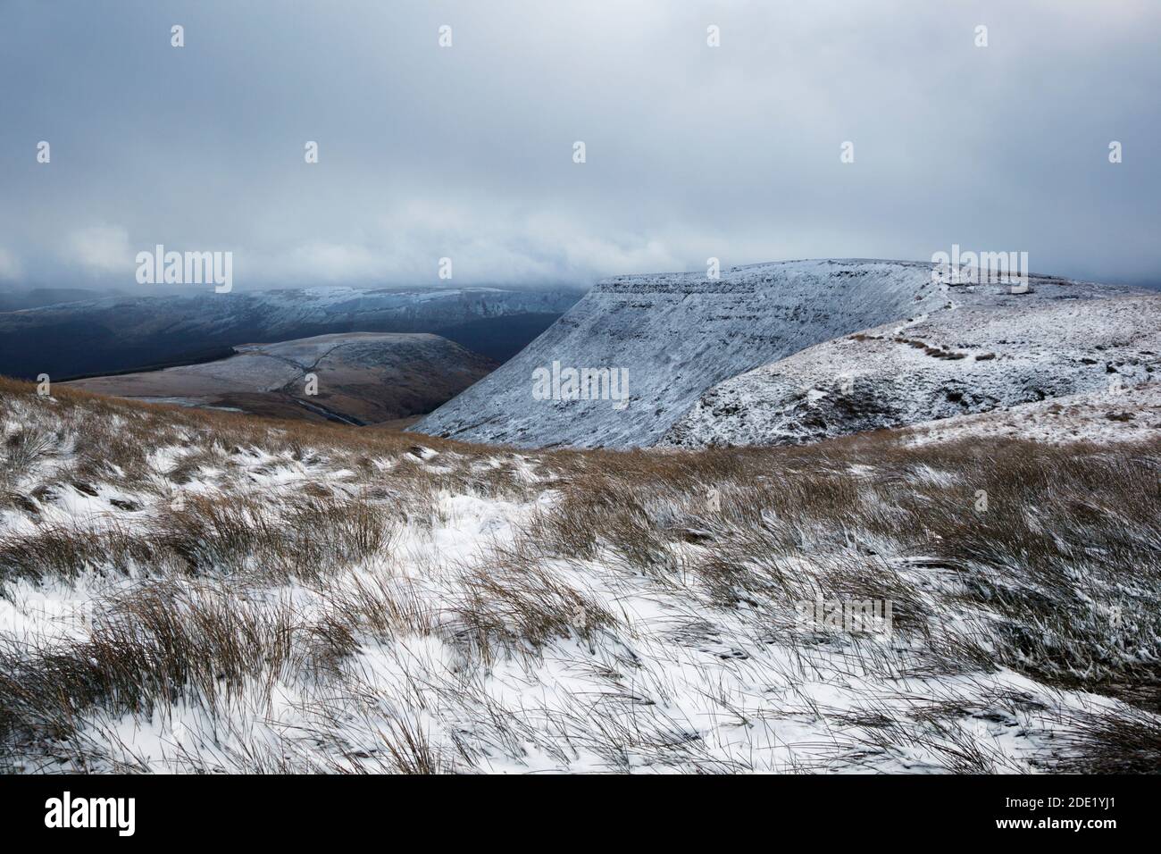 Blick zurück ins Cerrig Edmwnt Tal mit Craig y Fan DDU auf der rechten Seite. Brecon Beacons National Park. Wales. VEREINIGTES KÖNIGREICH. Stockfoto