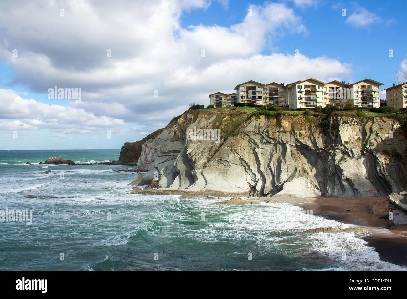 Eine schöne Aufnahme des Strandes Playa Arrietara in Sopelana, Spanien Stockfoto