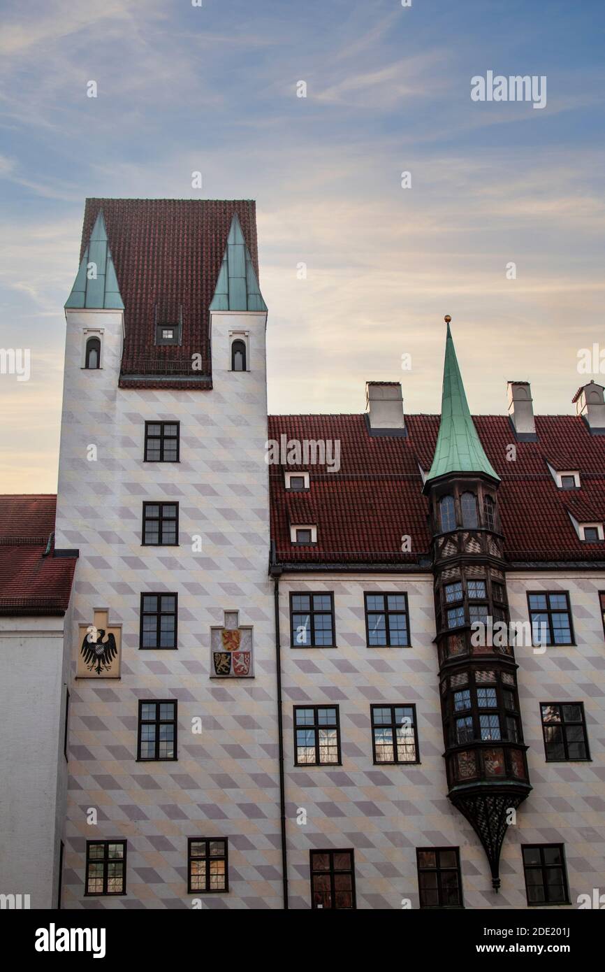 Historische traditionelle Gebäude in München, Bayern, mit dem Adler (das Emblem der Bundesrepublik Deutschland), mit Kopieplatz Stockfoto