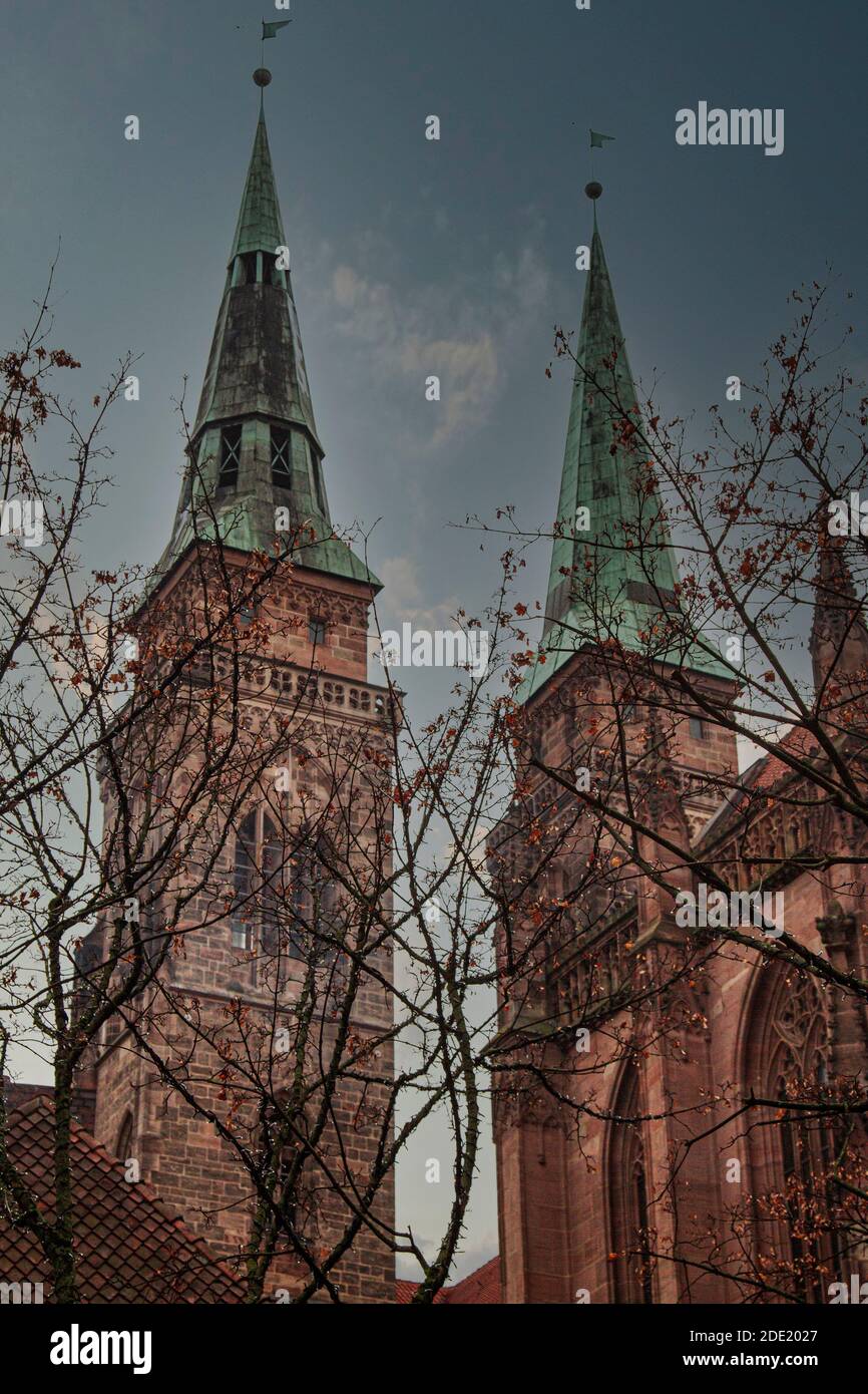 Türme der St. Sebald Kirche, Nürnberg, Mittelfranken, Bayern, Deutschland, Teilweise verdeckt durch die Zweige von Bäumen, mit Kopierraum Stockfoto