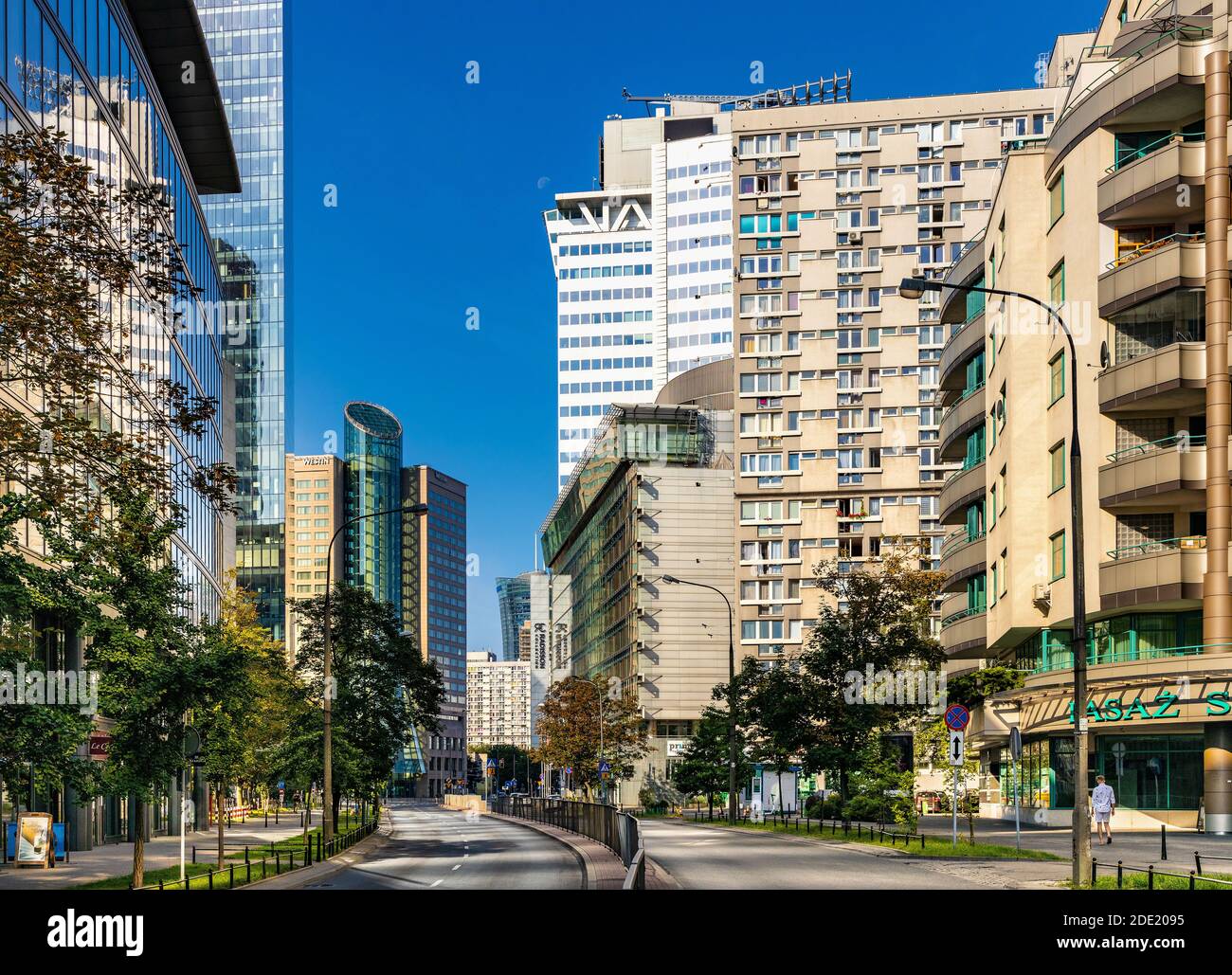 Warschau, Mazovia / Polen - 2020/08/09: Panoramablick auf Srodmiescie und Wola Geschäftsviertel in Srodmiescie Innenstadt von Grzybows aus gesehen Stockfoto
