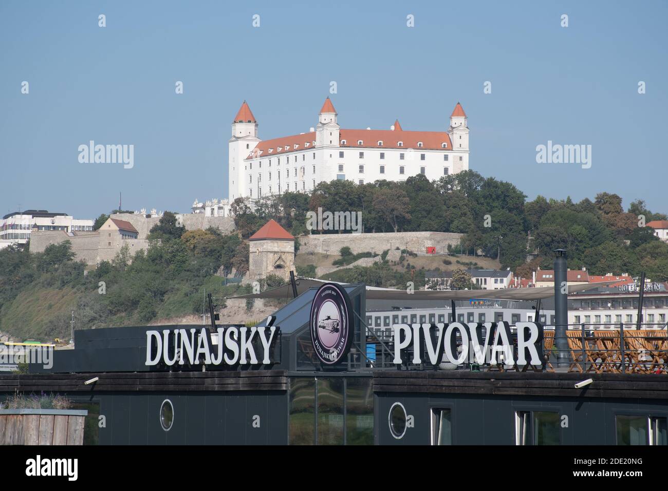 Bratislava Slowakei 21 September 2020: Burg mit schwimmenden Bar im Vordergrund Stockfoto