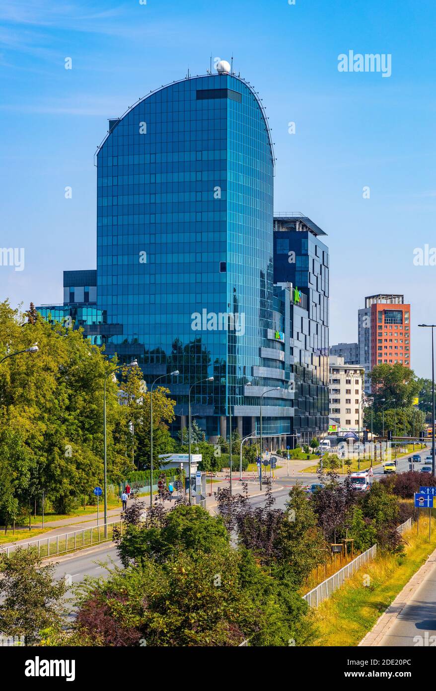 Warschau, Masowien / Polen - 2020/08/09: Panoramablick auf das Viertel Praga Poludnie mit dem Bürogebäude Blue Point in der Stanow Zjednoczonych Ave Stockfoto