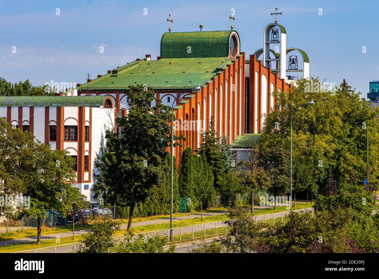 Warschau, Mazovia / Polen - 2020/08/09: Kirche der Heiligen Maria Königin der polnischen Märtyrer bei al. Stanow Zjednoczonych Avenue in South Praga Poludnie Stockfoto