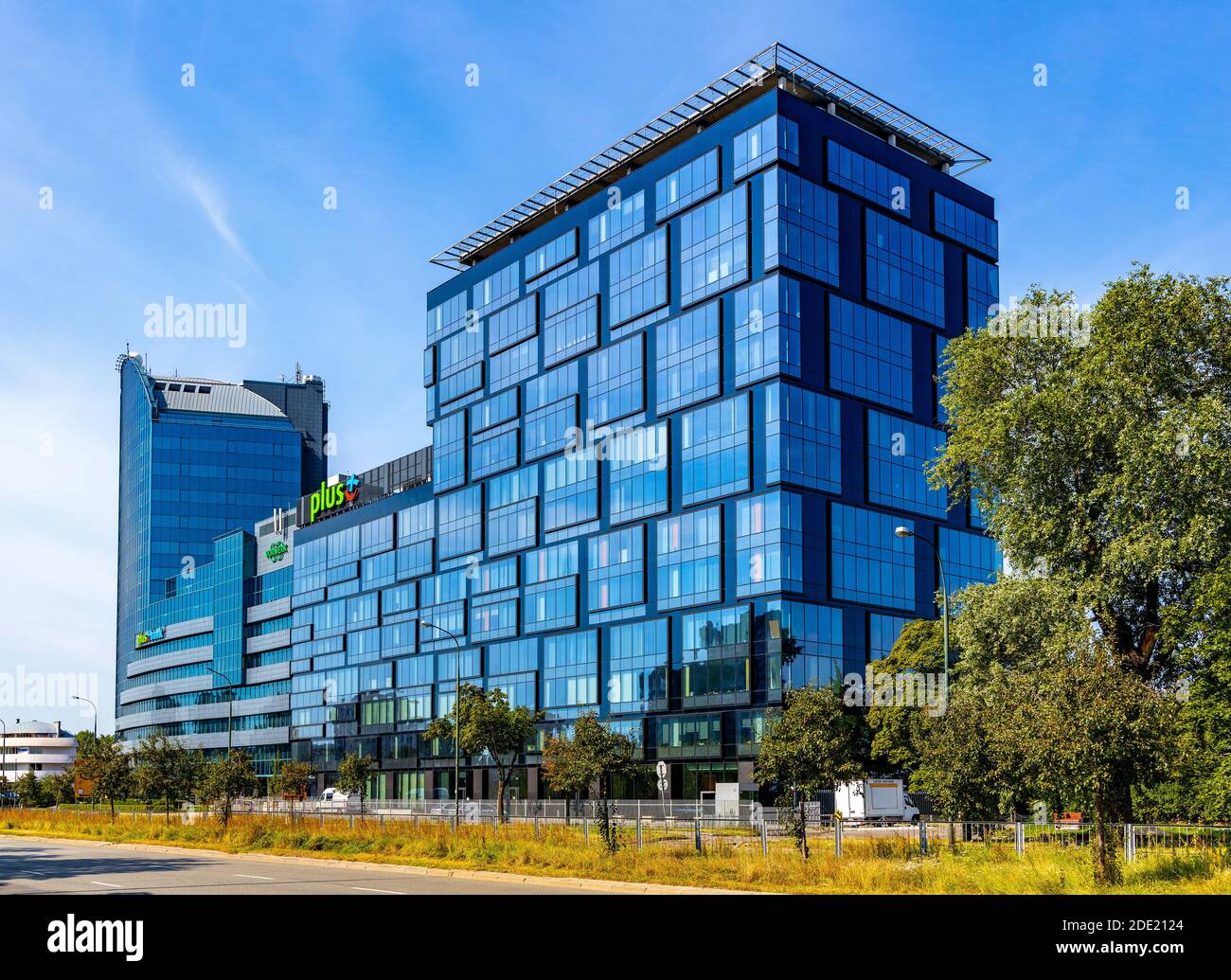 Warschau, Masowien / Polen - 2020/08/09: Panoramablick auf das Viertel Praga Poludnie mit dem Bürogebäude Blue Point in der Stanow Zjednoczonych Ave Stockfoto