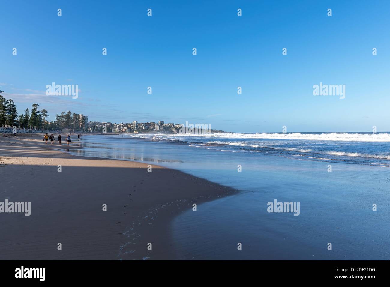 Sydney, Australien - am späten Nachmittag am Manly-Strand bei Ebbe, mit Leuten, die am Strand spazieren, Sydney, Australien. Stockfoto