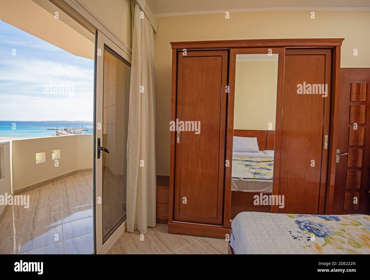 Innenarchitektur Dekormöbel von Luxus zeigen Heim Schlafzimmer zeigen Möbel und Doppelbett mit Balkon und tropischem Meerblick Stockfoto