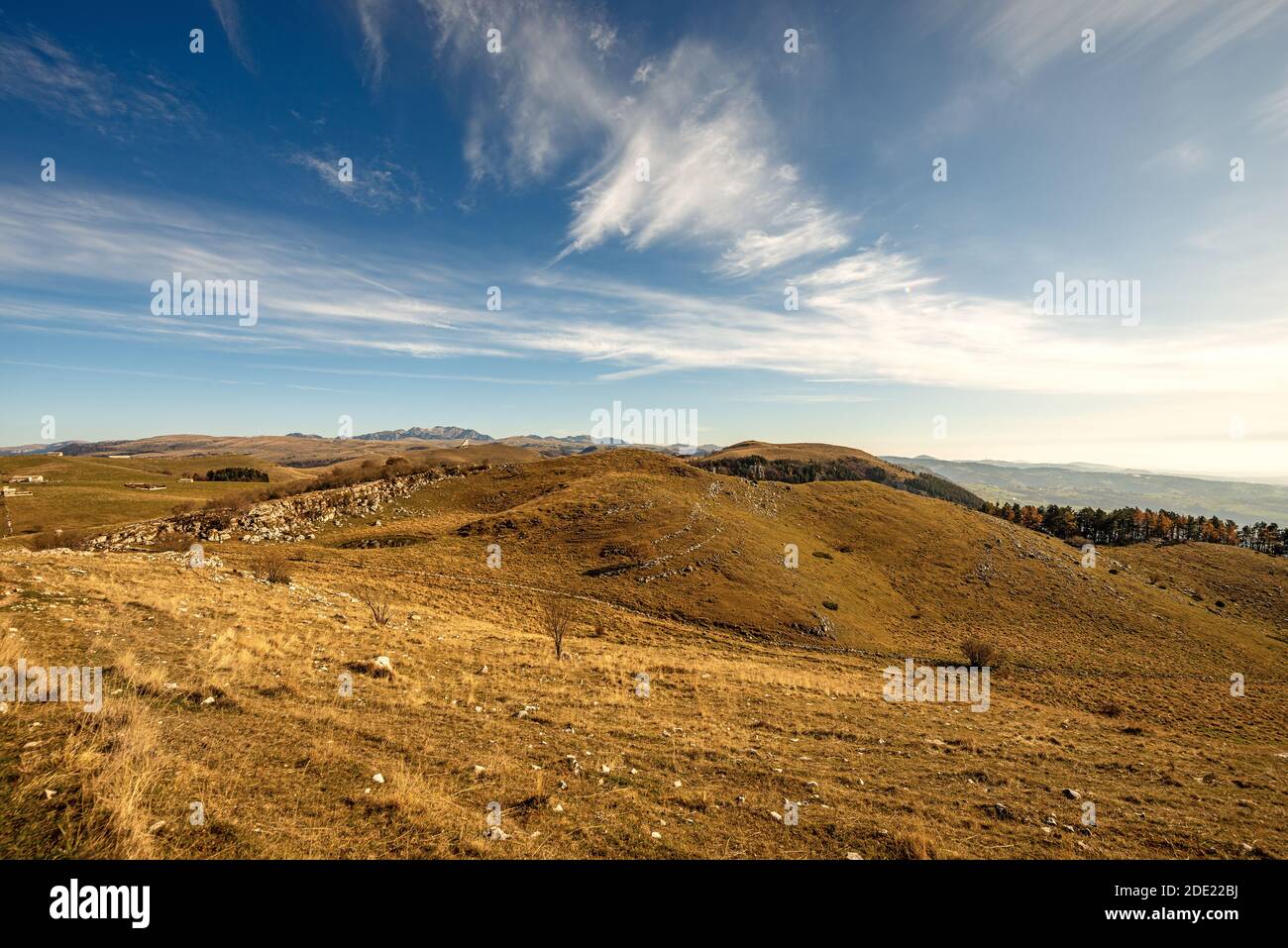 Lessinia Plateau (Altopiano della Lessinia) und die Carega Blick vom Gipfel des Corno d'Aquilio. Valpolicella Tal, Verona, Venetien, Italien. Stockfoto