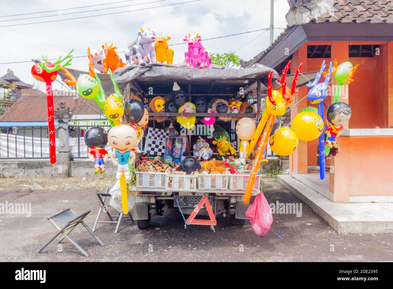 Ein lokales Fahrzeug, das auf einem Markt in Bali, Indonesien, in ein mobiles Geschäft umgewandelt wurde Stockfoto