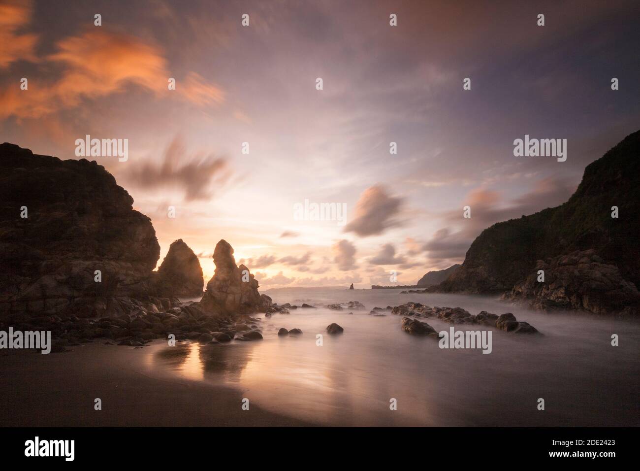 Payangan Beach ist ein Fischerdorf mit traditionellen Booten. Der perfekte Ort, um den Sonnenuntergang zu genießen. Stockfoto